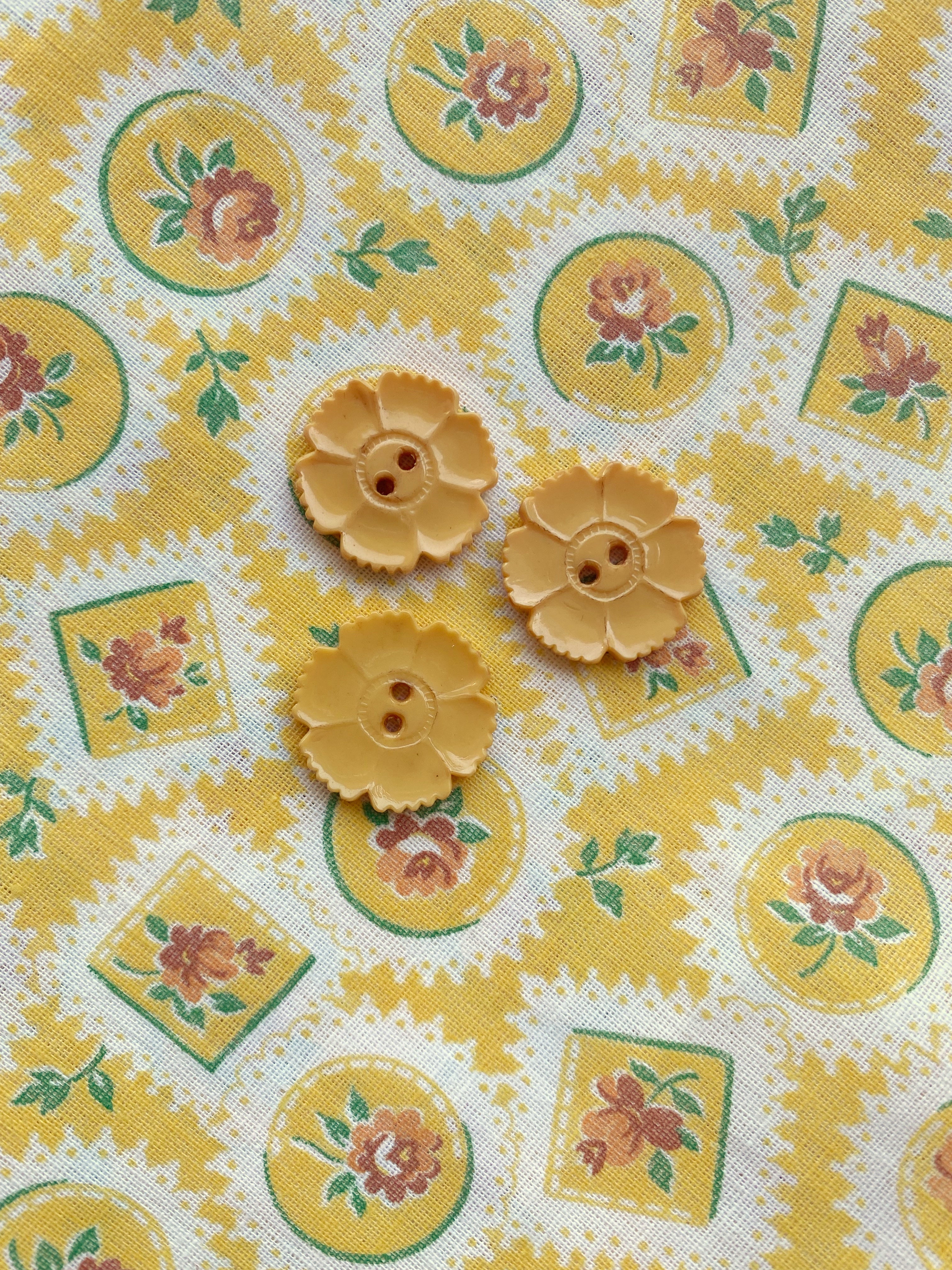 40s/50s Yellow Floral Print Cotton + coordinating Bakelite Buttons